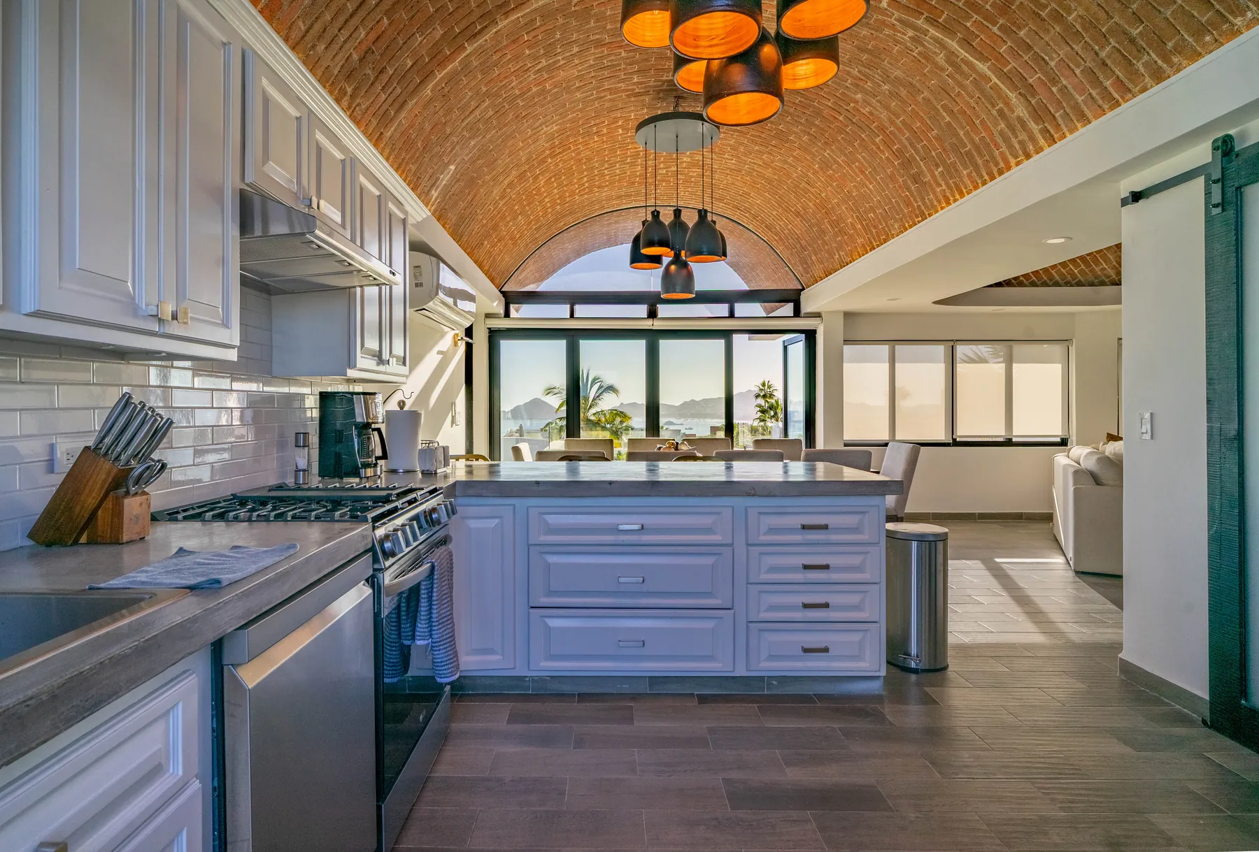 Villa kitchen with a vaulted brick ceiling